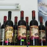 Sugli scaffali pi� alti campeggiano infine i vini moldavi...